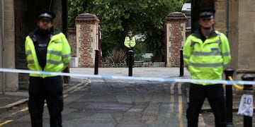 Police stand guard at the Abbey gateway of Forbury Gardens park in Reading town centre following Saturday's stabbing attack in the gardens, Sunday June 21, 2020\u002E Thames Valley Police said a 25-year-old man from the town has been arrested and they are not looking for anyone else\u002E (Jonathan Brady/PA via AP)