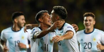 JJPANA340\u002E PEREIRA (COLOMBIA), 30/01/2020\u002E- Matías Zaracho (i) de Argentina celebra un gol este jueves en un partido del grupo A en el Torneo Preolímpico Sudamericano Sub23 entre Venezuela y Argentina, en el estadio Hernán Ramírez Villegas en Pereira (Colombia)\u002E EFE/Ernesto Guzmán Jr