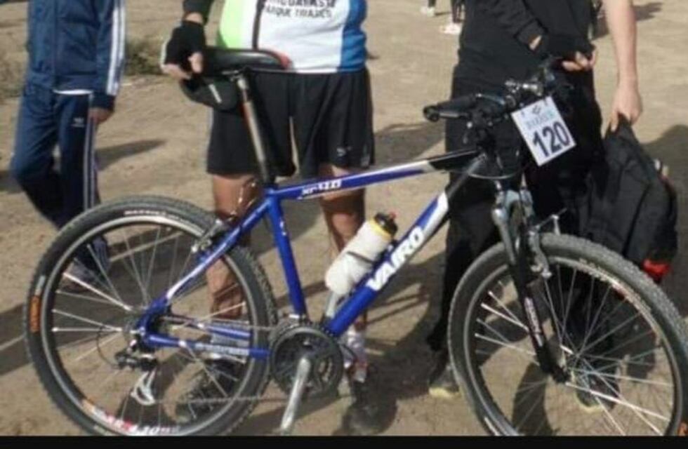 Video: mientras atendía su almacén, ladrón le robó la bicicleta