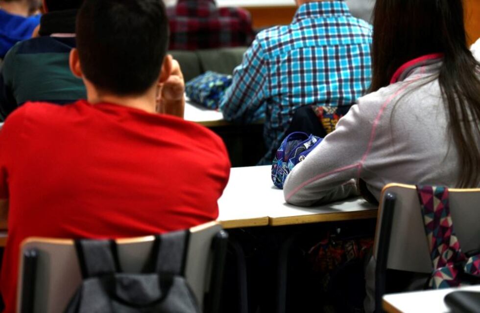 Conflicto por subas en las cuotas escolares: padres protestan en Carlos Paz