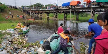 La conciencia ambiental hizo que vecinos fronterizos se organizaran para limpiar su río\u002E