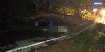 El cuerpo del fallecido quedó tendido en el lugar del accidente, abajo de un árbol de gran porte\u002E