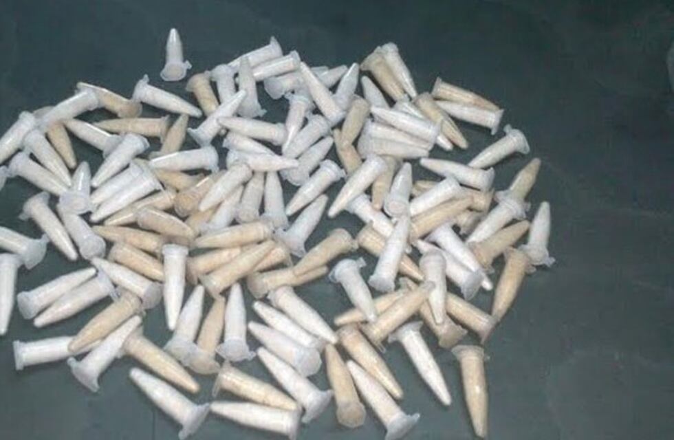 Detienen a cuatro hombres con armas, droga y $60 mil