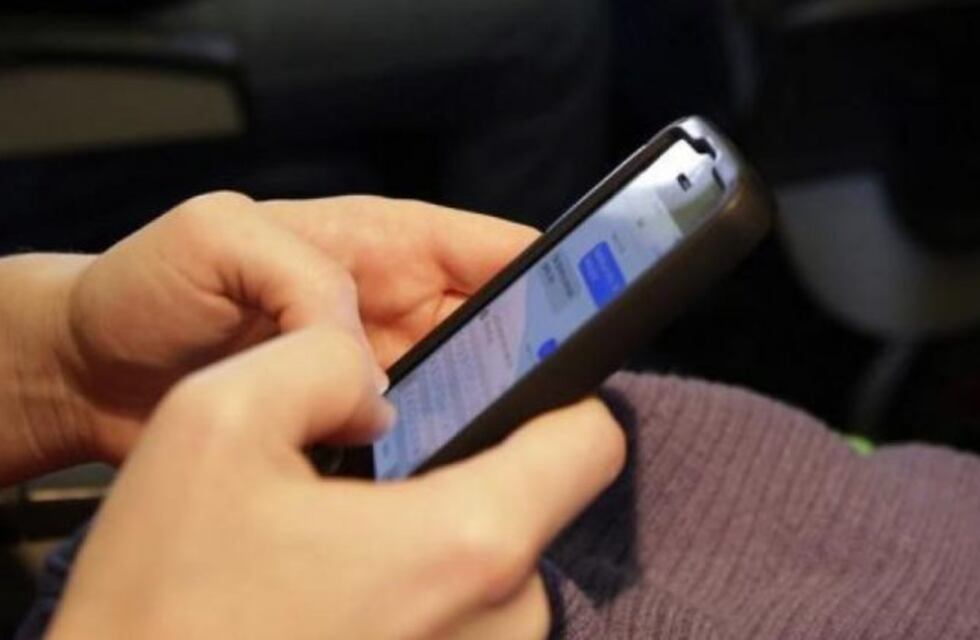 Balearon a una joven para robarle el celular