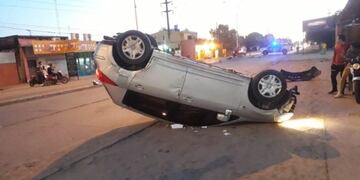 Se despistó un conductor y volcó por la Castelli\u002E (Web)\u002E