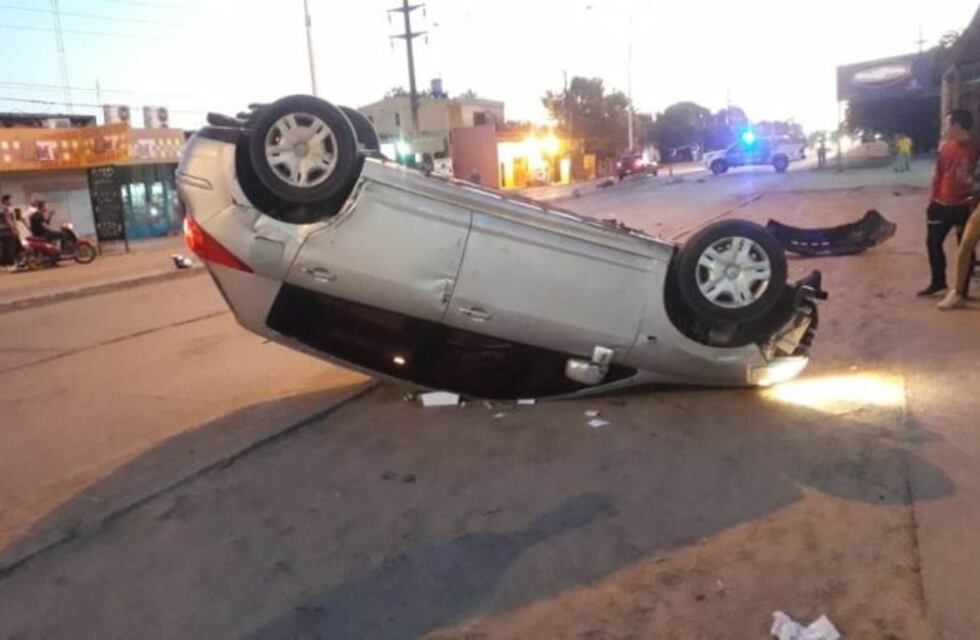 Se despistó un conductor y volcó por la Castelli