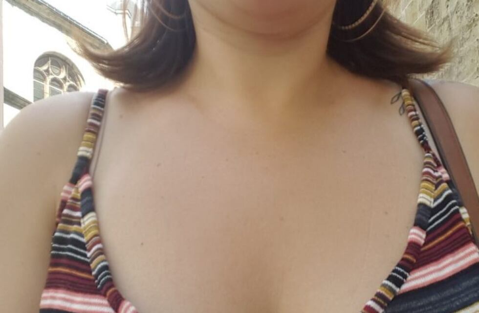 Una mujer francesa fue acosada en la calle y las redes sociales se llenaron de escotes