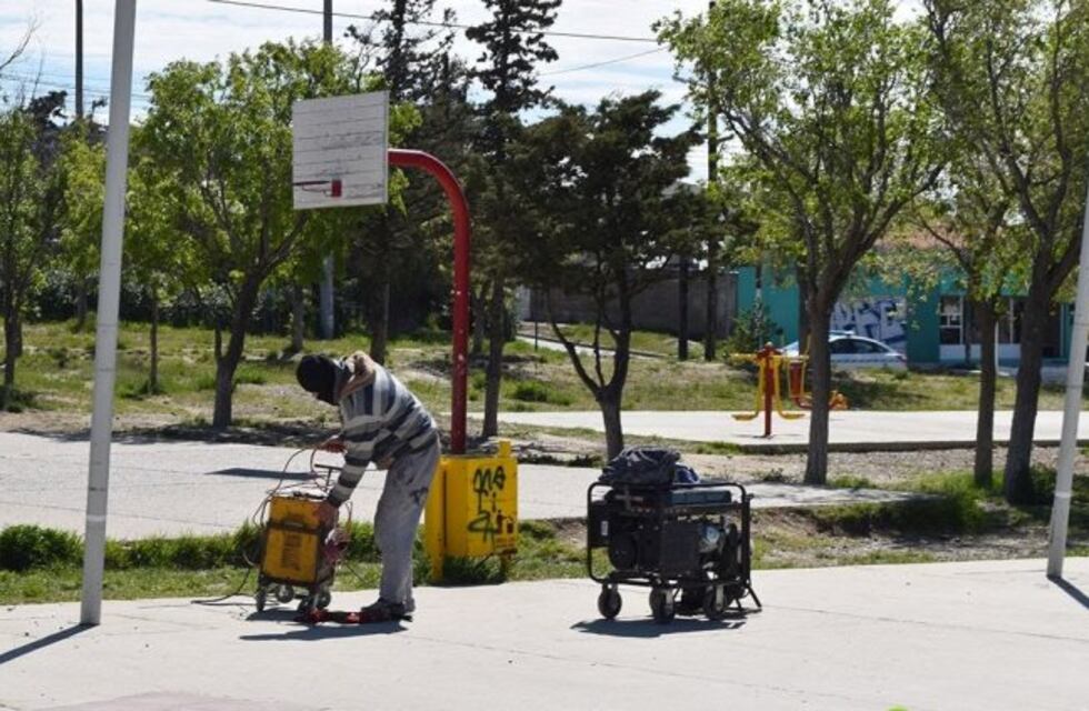 Renuevan la iluminación de la Plaza Malvinas