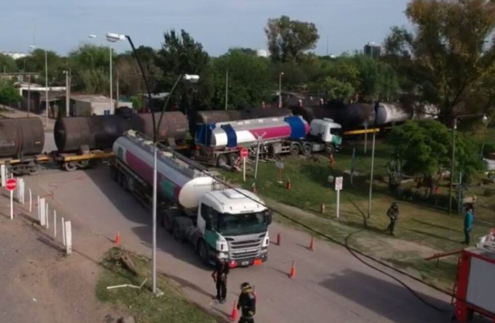 Un tren chocó y arrastró desde el paso a nivel a un camión que llevaba combustible