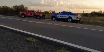 Efectivos policiales y bomberos de Capilla del Monte cerca de la zona del hallazgo\u002E (Foto: gentileza Capilla del Monte Noticias)\u002E
