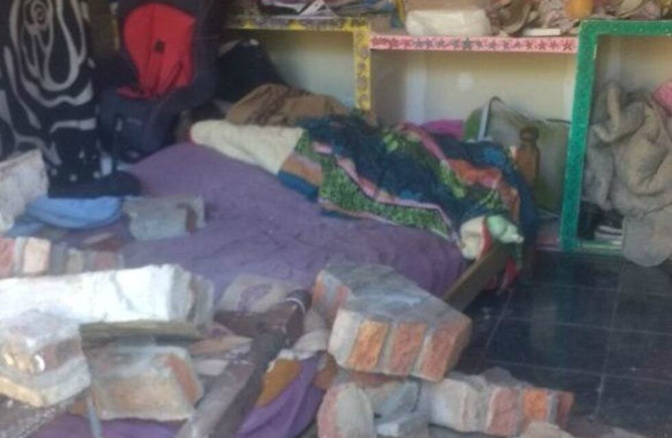 Una camioneta de la policía tiró abajo una pared y un papá y su beba se salvaron de milagro