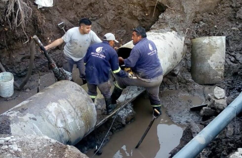Miles de usuarios se quedaron sin agua potable por la rotura de un caño y ahora la buscan directamente del río