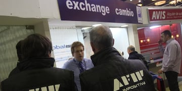 AFIP en el aeropuerto internacional de Ezeiza. FOTO:DYN/LUCIANO THIEBERGER.