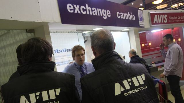 AFIP en el aeropuerto internacional de Ezeiza. FOTO:DYN/LUCIANO THIEBERGER.