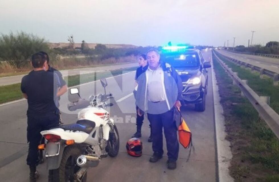Un motociclista chocó contra un caballo y se salvó de milagro