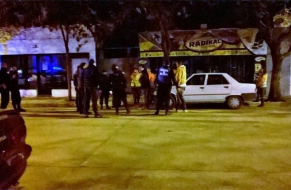 Intento de robo: le tiró el auto encima al ladrón