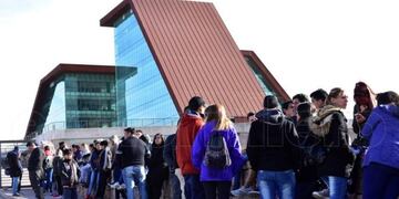 Jóvenes manifestándose en la casa de Gobierno en San Luis\u002E