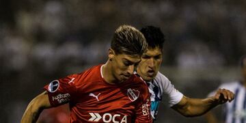 Argentina's Independiente Emiliano Rigoni(L) vies for the ball with Alexis Cossio (R) of Peru's Alianza Lima, during their Copa Sudamericana football match at the Matute stadium in Lima on May 31, 2017l. / AFP PHOTO / ERNESTO BENAVIDES