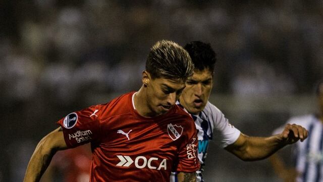 Argentina's Independiente Emiliano Rigoni(L) vies for the ball with Alexis Cossio (R) of Peru's Alianza Lima, during their Copa Sudamericana football match at the Matute stadium in Lima on May 31, 2017l. / AFP PHOTO / ERNESTO BENAVIDES