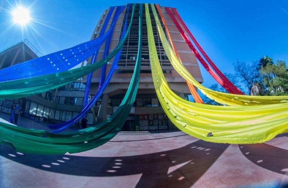 La intervención en el Palacio 6 de Julio, con los colores de la bandera de la diversidad