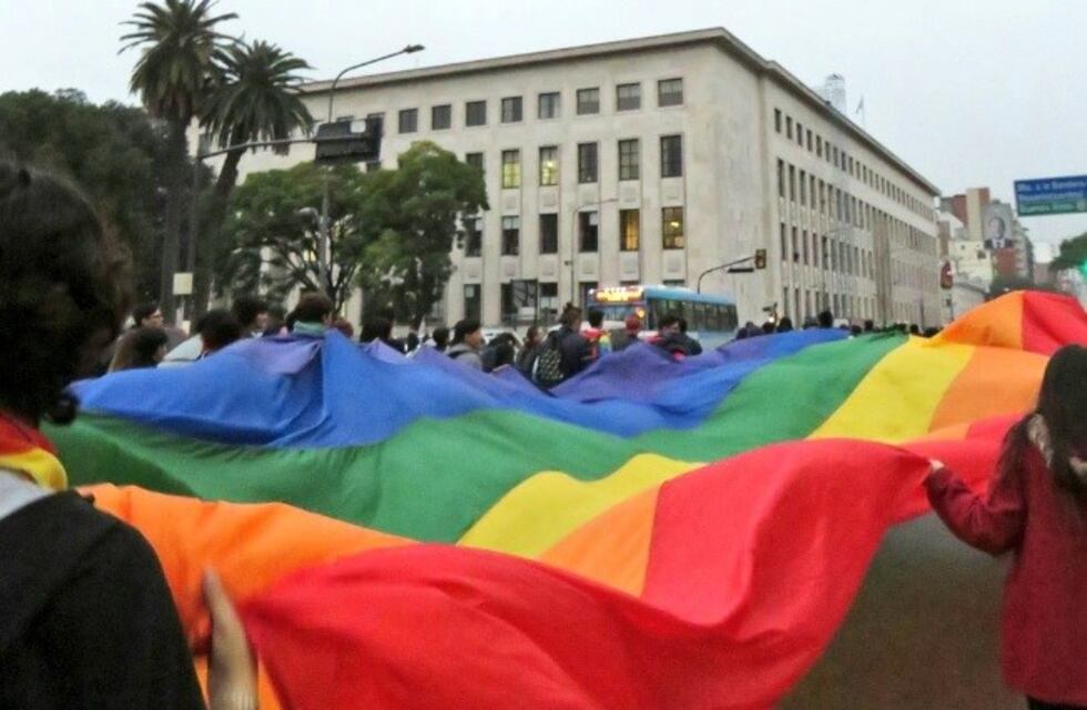 La Marcha del Orgullo le puso color a una tarde gris en Rosario