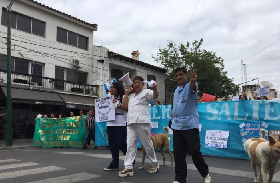 Más de 300 enfermeros se movilizaron por el centro de Salta
