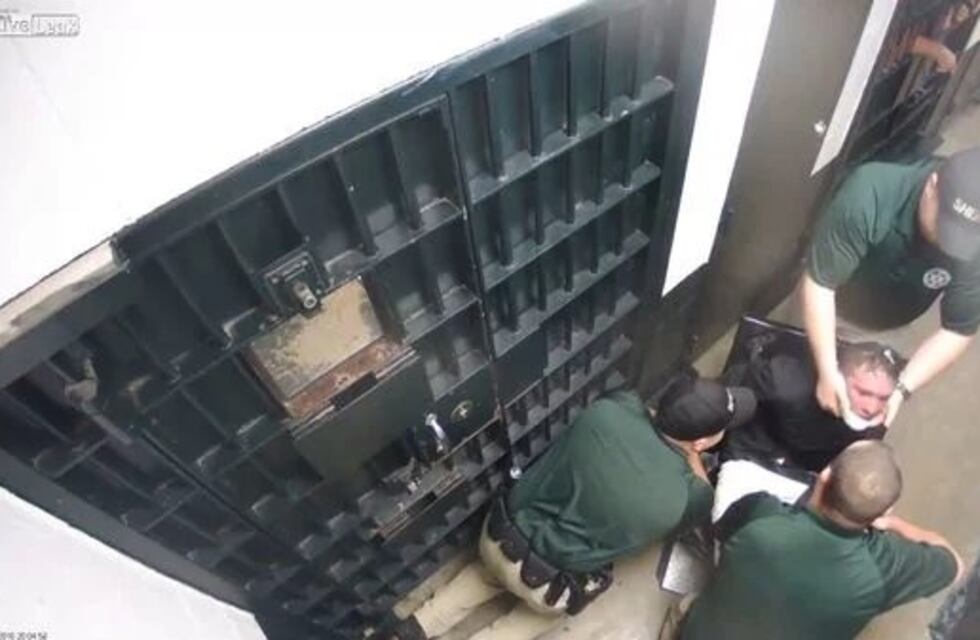 Conmoción por el video de tres guardias electrocutando a un preso atado en una cárcel