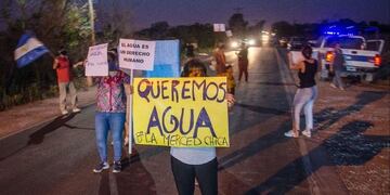 Vecinos de San Luis, Villa Lola y La Merced Chica cortaron la ruta 51 para reclamar por la falta de agua (Foto tomada de El Tribuno)