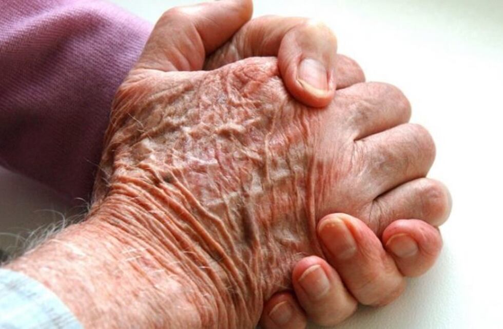 Insólito: un rosarino se casó con su tío de 90 años, enviudó y ahora exige una pensión