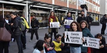 Investigadores del Conicet continúan con la ocupación pacífica del Ministerio de Ciencia y Tecnología\u002E