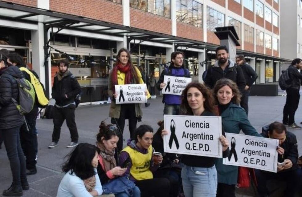 Investigadores del Conicet continúan con la "toma pacífica" del Ministerio de Ciencia y Tecnología