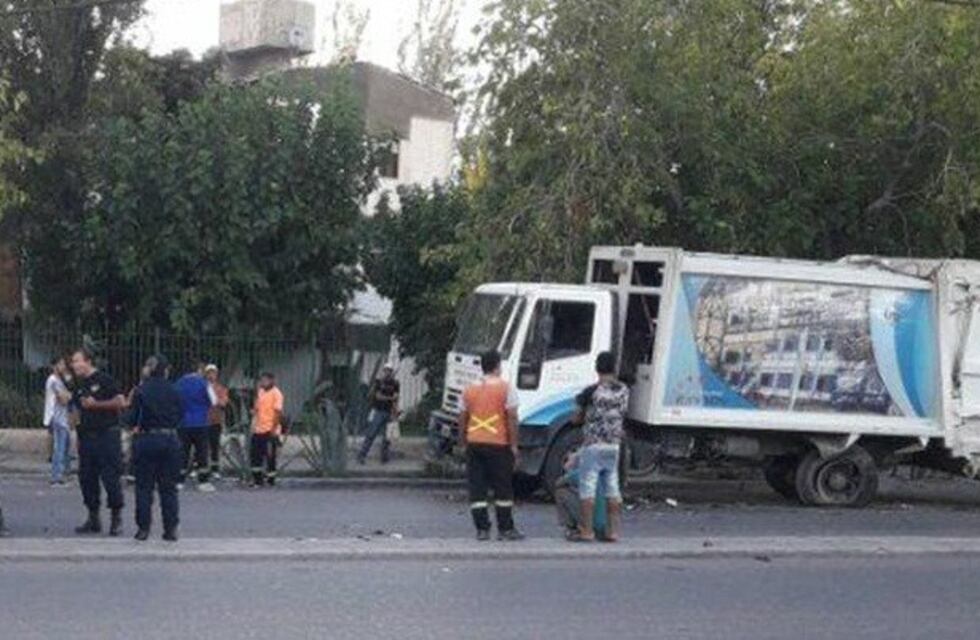 Cayó del camión de la basura y fue aplastado: milagrosamente salió ileso
