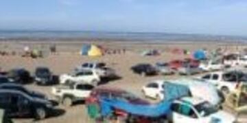 Cientos de familias disfrutan las playas en las primeras horas del 2020