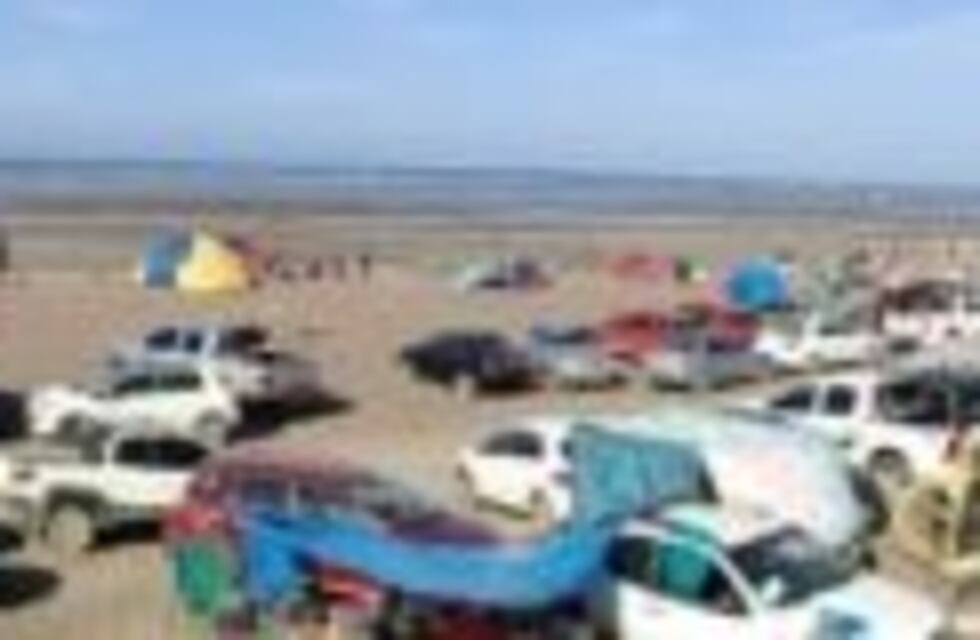 Cientos de familias disfrutan las playas en las primeras horas del 2020