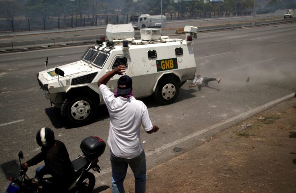 Un tanque con militares chavistas arrolló a manifestantes en Venezuela