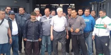 Marcos Levín junto a los delegados de UTA durante la protesta (Web)
