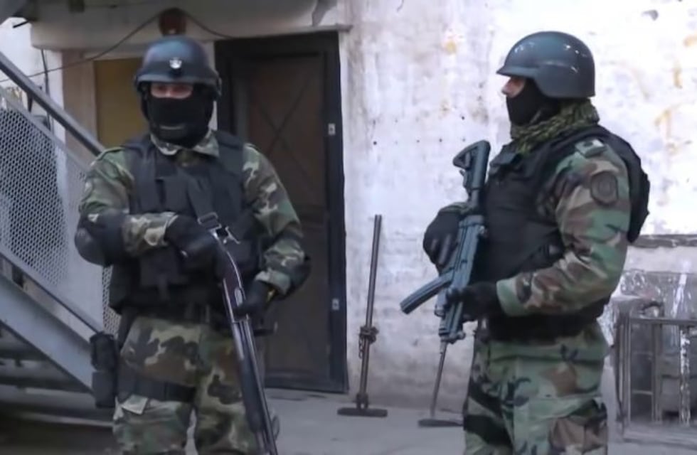 Toma de rehenes: amenazó a su familia y se atrincheró en su casa