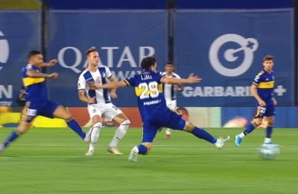 Casi roja para Tevez a los tres segundos... y contra un excompañero