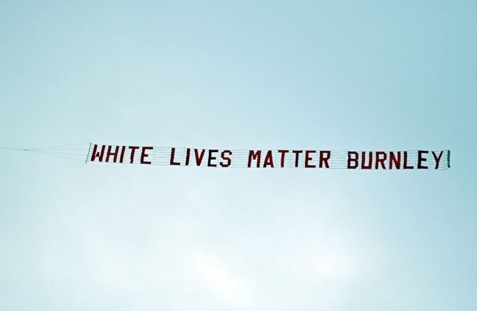 Lanzaron un mensaje racista desde una avioneta en el partido del Manchester City