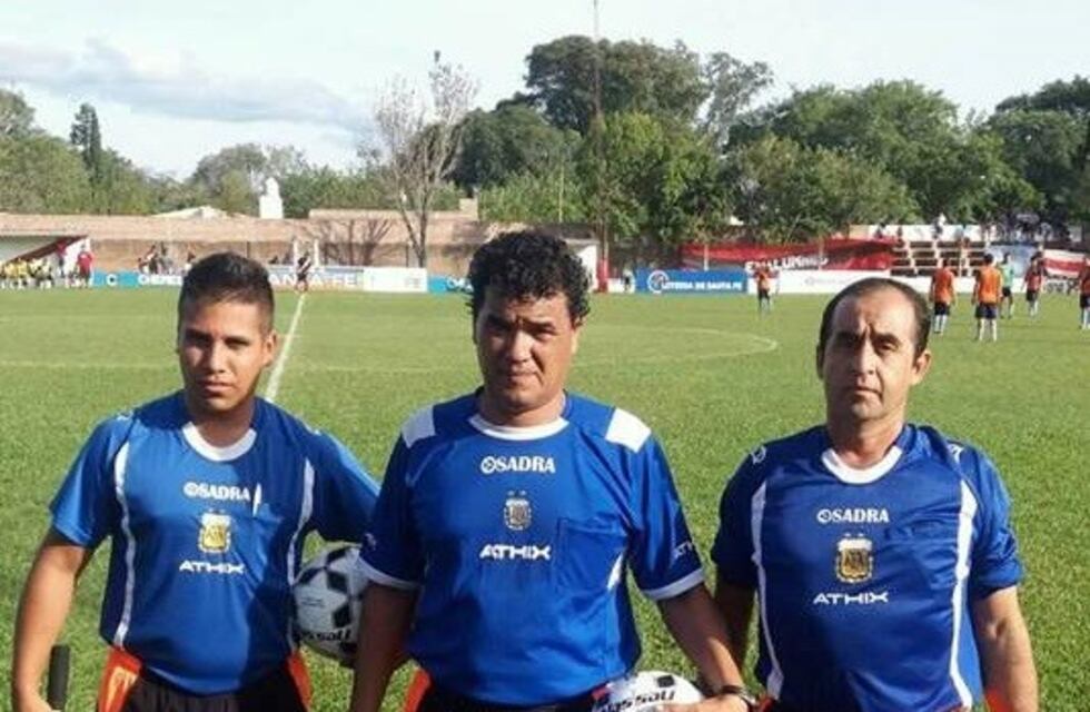 Un árbitro santafesino falleció luego de descompensarse en el entretiempo de un partido