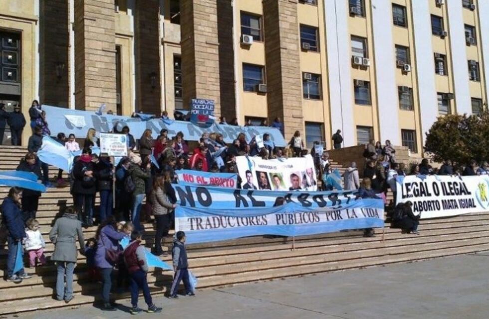Manifestantes en contra del aborto intentaron entregar un petitorio a Cornejo