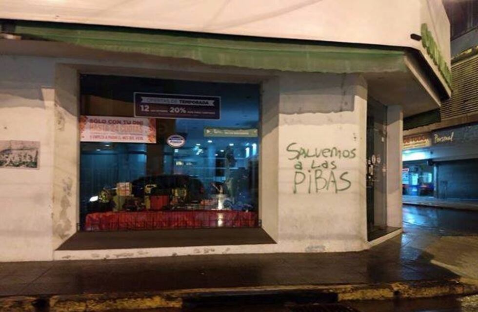 Varios comercios céntricos vandalizados con pintadas a favor del aborto