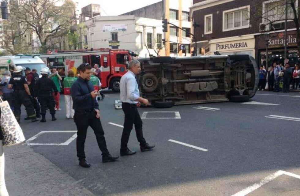 Una ambulancia chocó y volcó en Congreso: cinco personas resultaron heridas