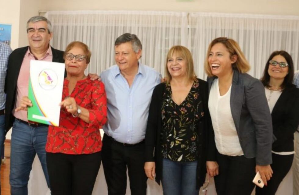 Peppo entregó 300 títulos de propiedad a pobladores rurales: La tierra tiene que ser de quien la trabaja