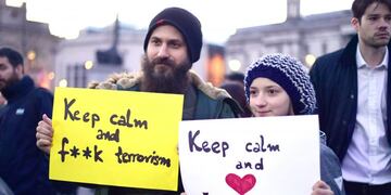 Dos londinenses durante la vigilia del 23/03/2017 en el Trafalgar Square de Londres, Reino Unido, en honor de las vu00edctimas del ataque terrorista del du00eda anterior en zonas cercanas al Parlamento. foto: Lauren Hurley/PA Wire/dpa