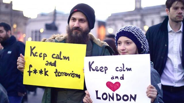 Dos londinenses durante la vigilia del 23/03/2017 en el Trafalgar Square de Londres, Reino Unido, en honor de las vu00edctimas del ataque terrorista del du00eda anterior en zonas cercanas al Parlamento. foto: Lauren Hurley/PA Wire/dpa