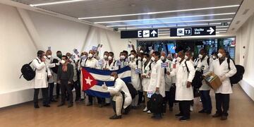EPA9863\u002E ROMA (ITALIA), 27/03/2020\u002E- La delegación de 37 médicos cubanos y 15 enfermeras de La Habana enviada a Italia posan el 22 de marzo de 2020 a su llegada al aeropuerto Leonardo da Vinci ', Fiumicino, en Roma (Italia)\u002E La región italiana de Lombardía, una de las más golpeadas por el coronavirus, ha reclutado a 53 médicos cubanos, mientras brigadas de sanitarios de la isla también han comenzado a llegar países de América y el Caribe\u002E ¿Qué es lo que les hace tan valiosos en este tipo de escenarios?\u002E La formación de médicos y personal sanitario ha sido durante décadas una de las prioridades de Cuba, donde tanto el sistema de salud como la educación y los estudios universitarios son públicos y gratuitos\u002E El sistema comunista imperante en la isla desde hace 60 años no permite que los médicos trabajen en el sector privado: todos trabajan para el Estado\u002E En el país hay nueve médicos por cada 1\u002E000 habitantes, según datos oficiales de 2019\u002E EFE/ ROBERTO FILIBECK / TELENEWS