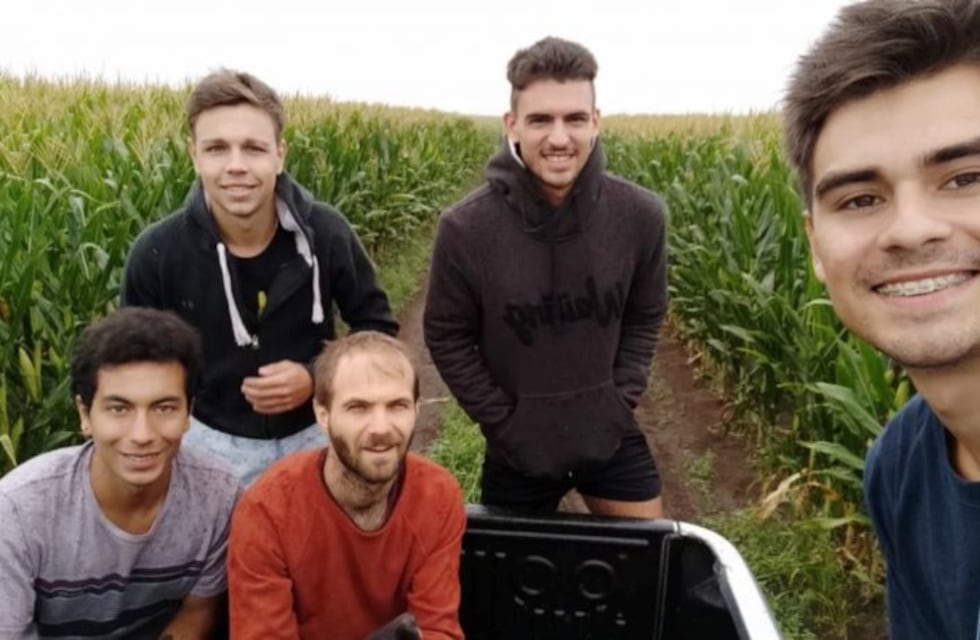 Chicos tandilenses crearon un fertilizante ecológico y lo vendieron a un campo de Las Flores