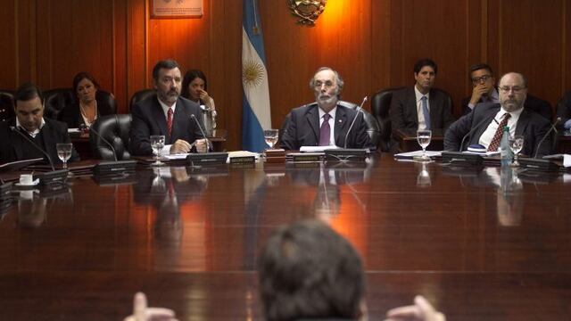 18 04 2017 EL CAMARISTA EDUARDO FREILER acusado de enriquecimiento por bruscos desajustes aritmeticos entre el nivel de sus ingresos, la imponente escala de su patrimonio y el pru00f3digo patru00f3n de gastos que el doctor viene exhibiendo en los u00faltimos cinco au00f1os DYN204, BUENOS AIRES, 18/04/2017, EL CAMARISTA FEDERAL EDUARDO FREILER. PRESENTu00d3 SU DESCARGO ANTE EL CONSEJO DE LA MAGISTRATURA EN EL MARCO DE UN PROCESO DE JUICIO POLu00cdTICO POR PRESUNTO MAL DESEMPEu00d1O. FOTO:DYN/ALBERTO RAGGIO. buenos aires  acusado mal desempeu00f1o de sus funciones y llamativo crecimiento patrimonial presentacion en la comision de disciplina consejo magistratura camarista declaracion defensa