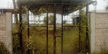 Desde el techo del galpón iba arrojarse un joven de 20 por haber terminado con su pareja